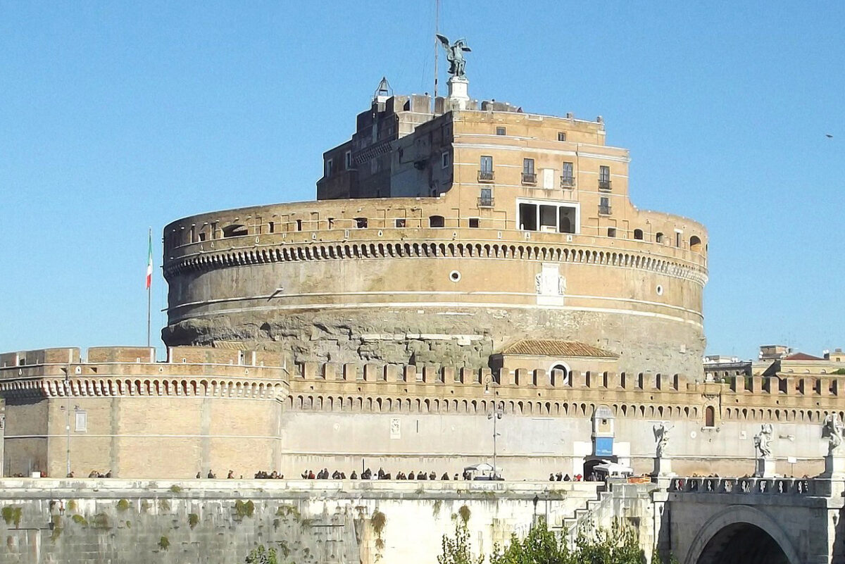 1920px-Roma_Castel_s_Angelo_dic_2017-1200x801.jpg